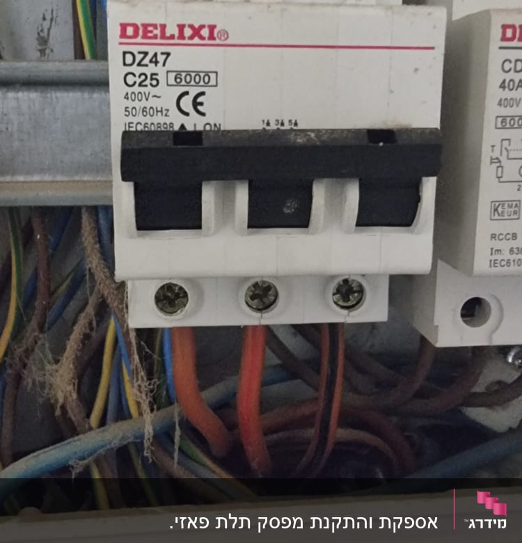 מפסק חשמלי עם חוטים צבעוניים מחוברים